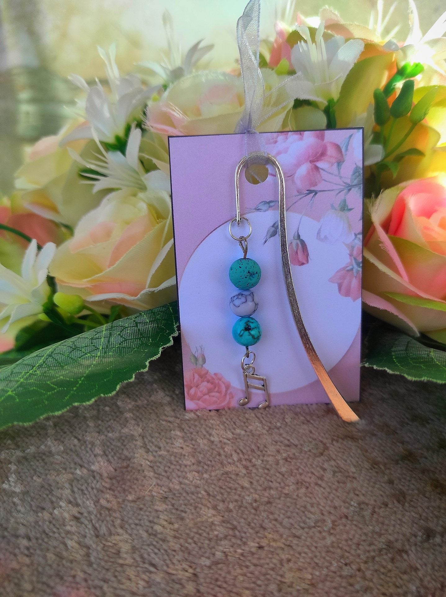 Hangjegyes türkiz könyvjelző